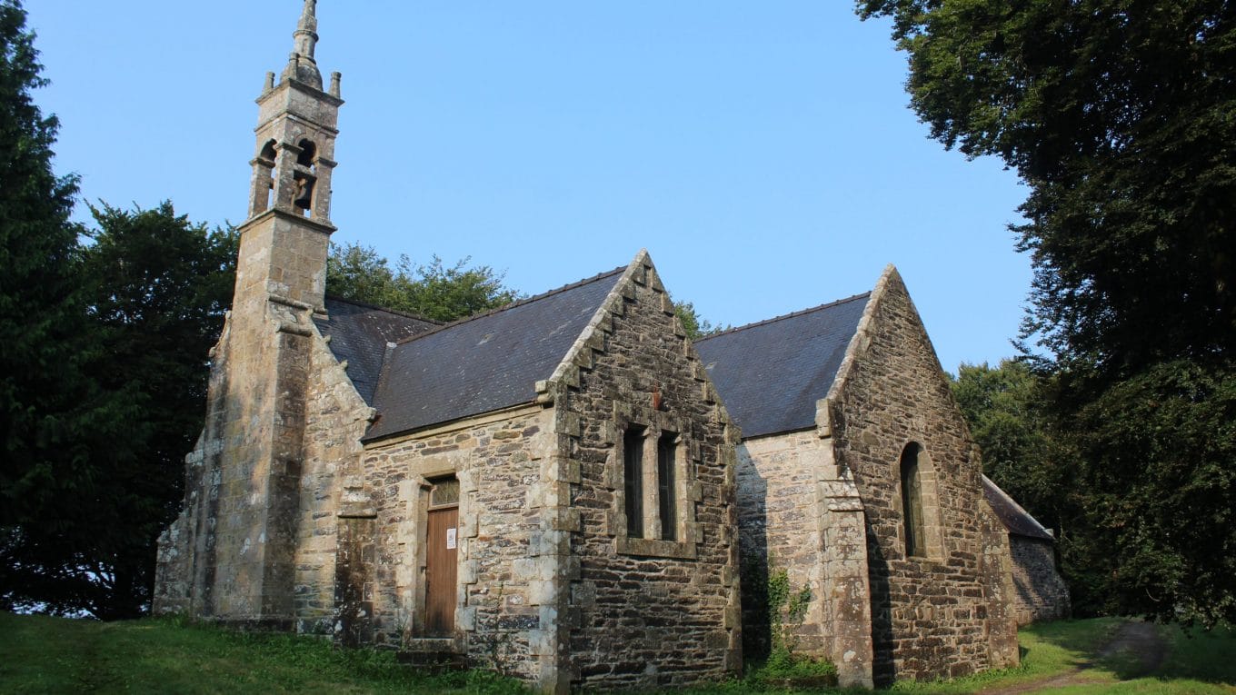 Chapelle Saint-Gildas de Pennale à Cast, Finistère, patrimoine breton en forêt