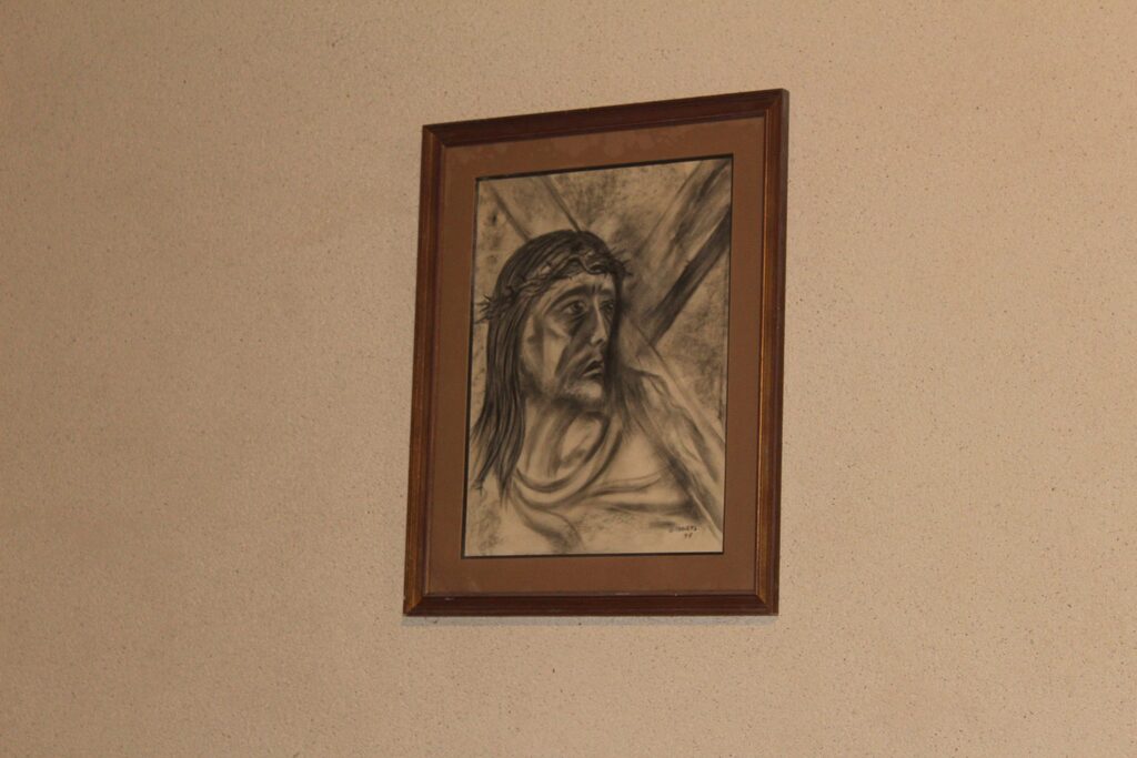 Dessin du Christ couronné d’épines portant la croix – Chapelle Saint-Gildas de Pennale à Cast