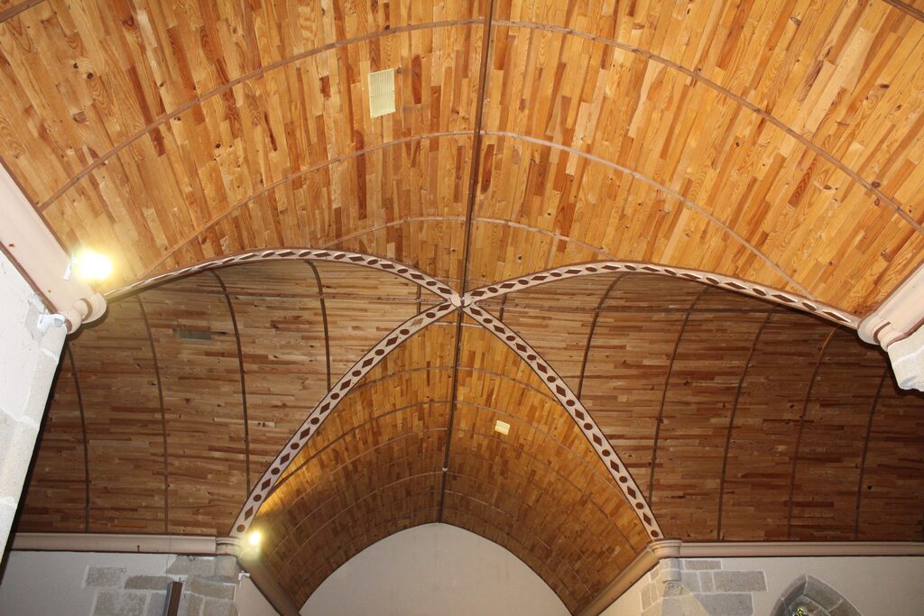 Voûte en berceau de bois avec arcs peints – Chapelle Saint-Gildas de Pennale à Cast (Finistère)