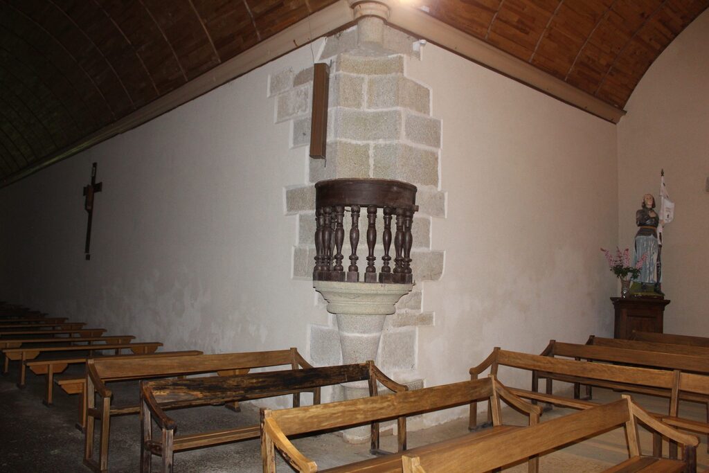Chaire en pierre et bois dans la nef – Chapelle Saint-Gildas de Pennale à Cast (Finistère)