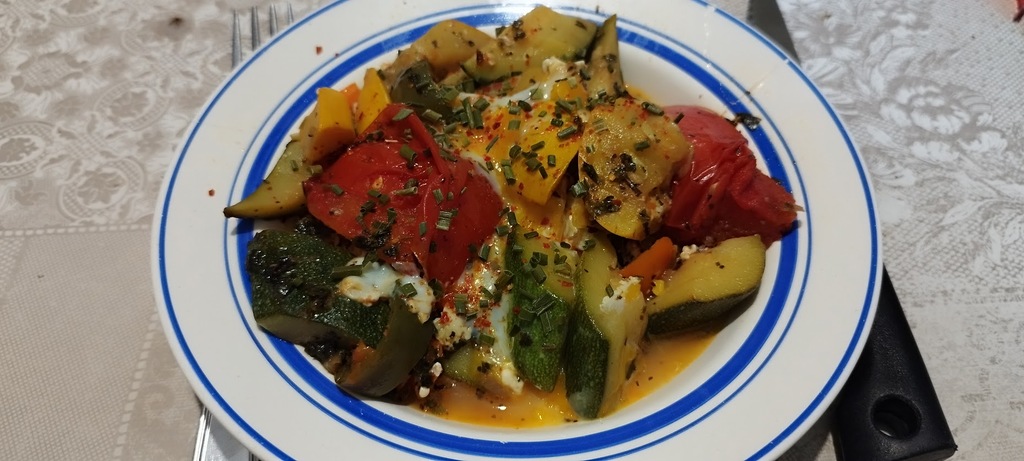 Assiette de poêlée méditerranéenne cuite au Cookeo avec tomates, courgettes, poivrons et œuf poché