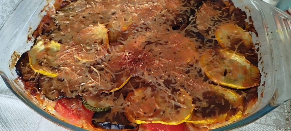 Vue rapprochée d’un plat de lasagnes de légumes grillés (courgettes, aubergines, poivrons), sauce tomate et couche gratinée de fromage.Vue rapprochée d’un plat de lasagnes de légumes grillés (courgettes, aubergines, poivrons), sauce tomate et couche gratinée de fromage.