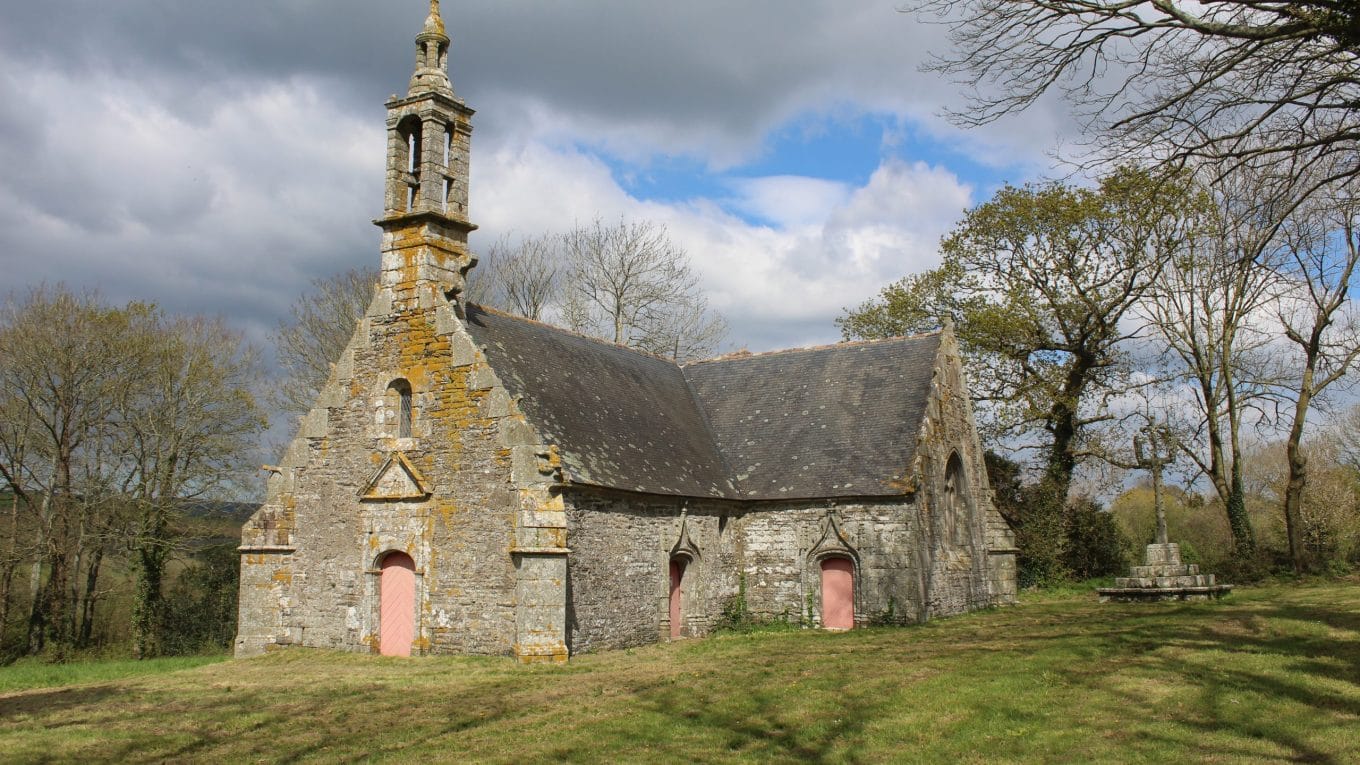 Chapelle Saint-Nicodème à Ploéven avec son clocher-mur et son calvaire breton