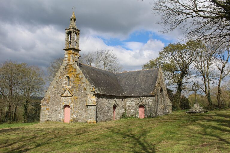 Chapelle Saint-Nicodème à Ploéven avec son clocher-mur et son calvaire breton