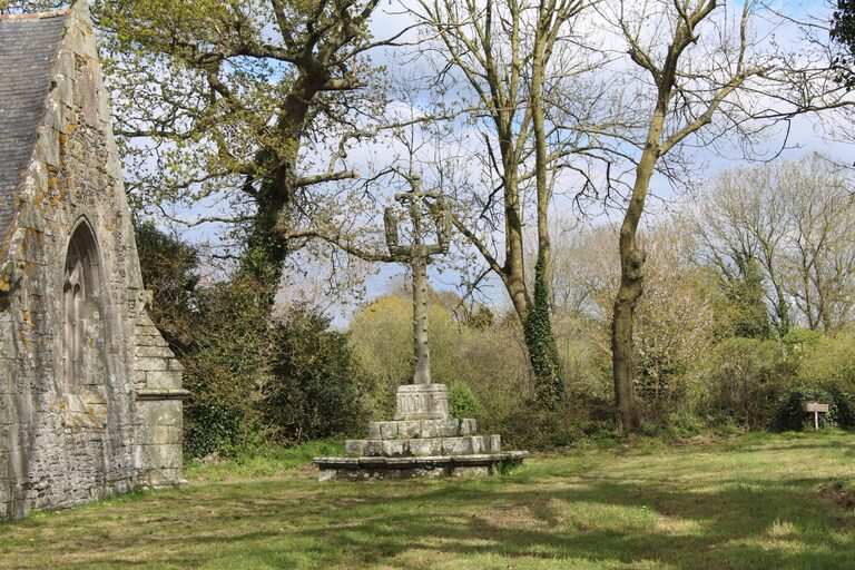 Calvaire en granit près de la chapelle Saint-Nicodème de Ploéven