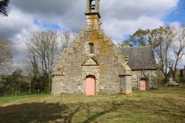 Façade principale de la chapelle Saint-Nicodème de Ploéven avec son clocher-mur et son portail