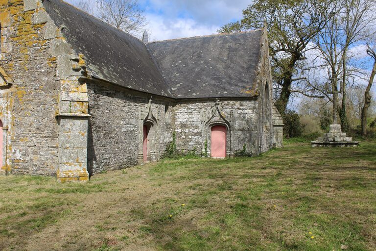 Vue d’ensemble de la chapelle Saint-Nicodème et de son calvaire à Ploéven