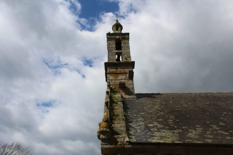 Clocher-mur de la chapelle Saint-Nicodème à Ploéven