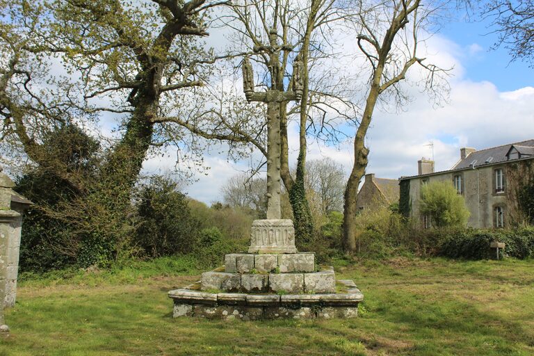 Calvaire monumental de 1637 près de la chapelle Saint-Nicodème à Ploéven