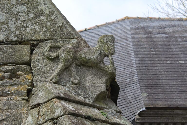 Détail d’une gargouille en pierre de la chapelle Saint-Nicodème à Ploéven