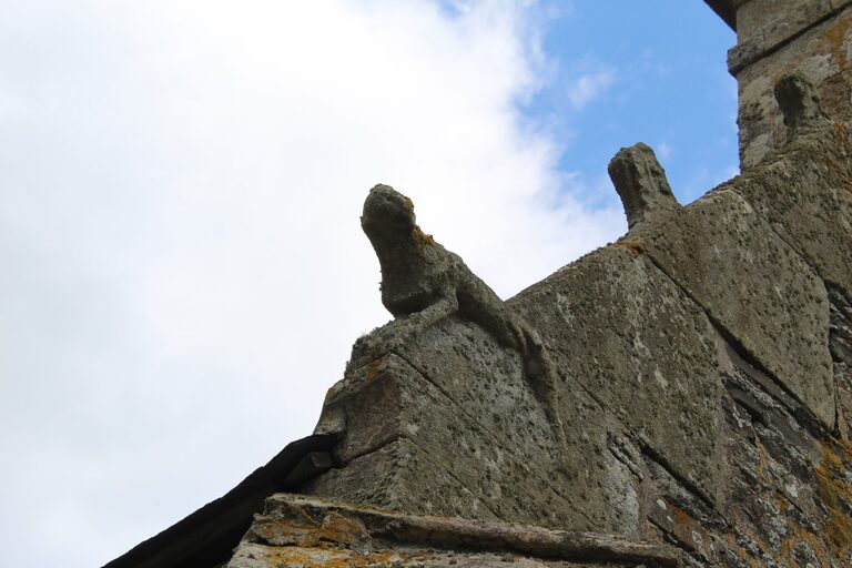 Gargouilles en pierre sculptée sur le pignon de la chapelle Saint-Nicodème à Ploéven