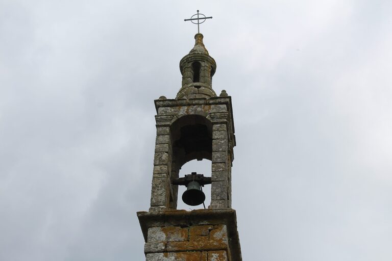 Clocher-mur en granit de la chapelle Saint-Nicodème à Ploéven, avec sa cloche et sa croix sommitale