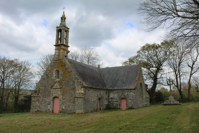 Chapelle Saint-Nicodème à Ploéven avec son clocher-mur et le calvaire de 1637 dans l’enclos