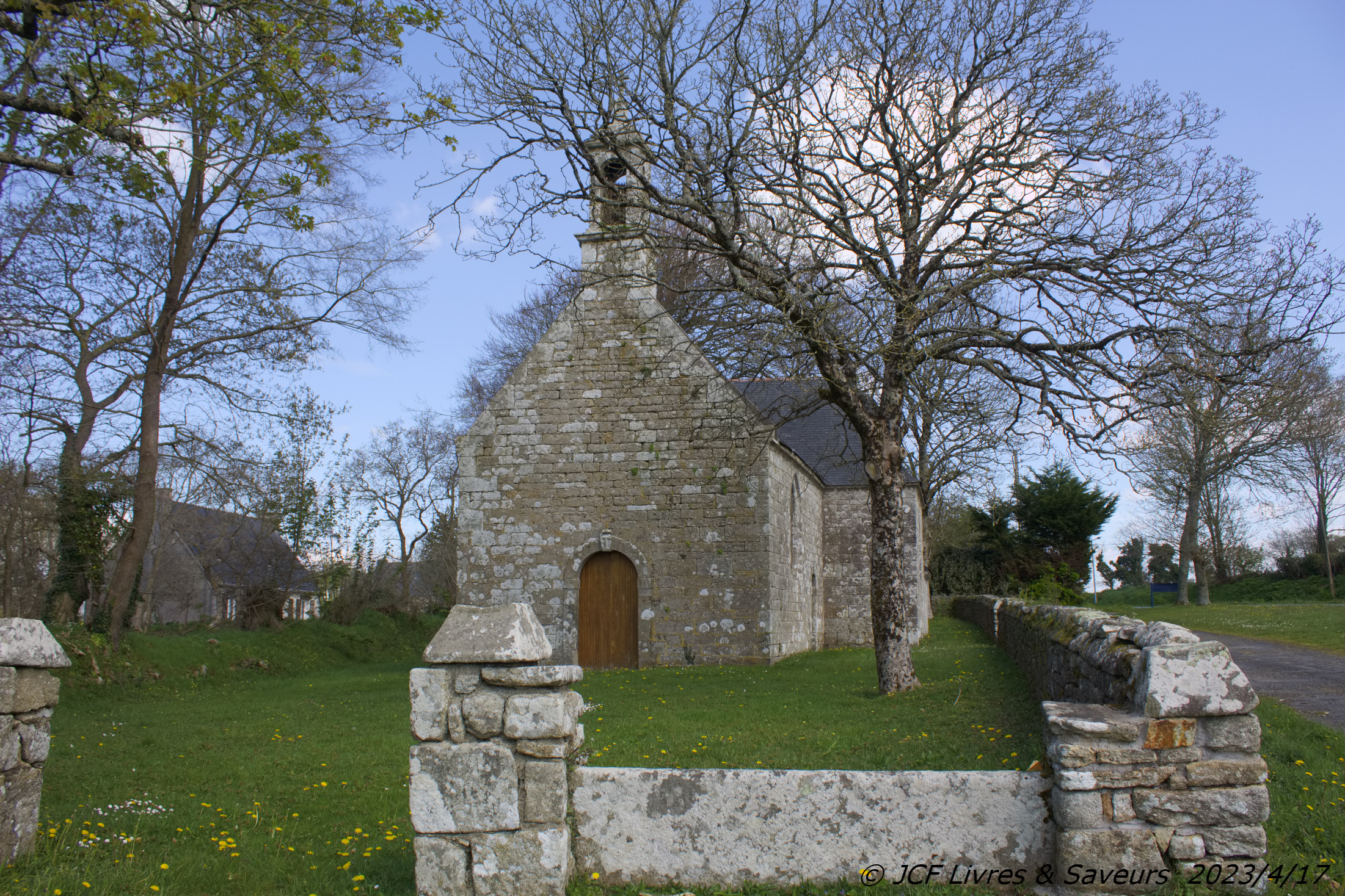La chapelle Notre-Dame-de-la-Clarté à Kervriel, dans la campagne de Plonévez-Porzay