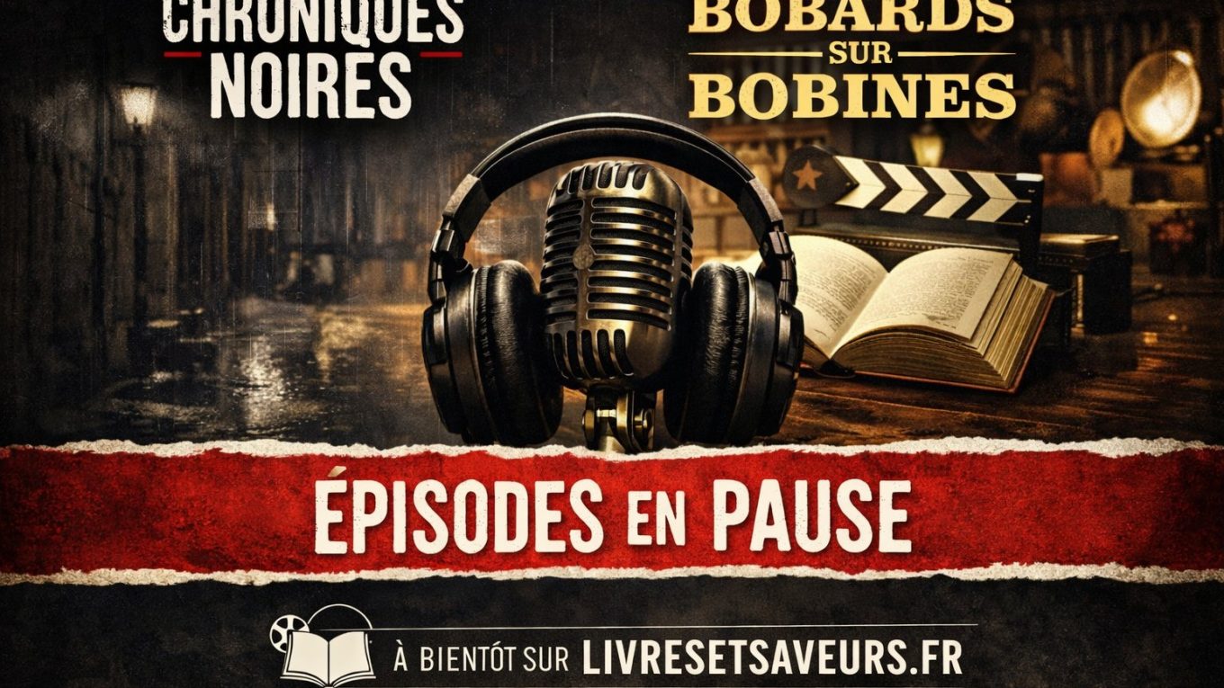 Visuel annonçant la pause temporaire des podcasts Chroniques Noires et Bobards sur Bobines, avec microphone vintage, livre ouvert et clap de cinéma, sur fond noir.