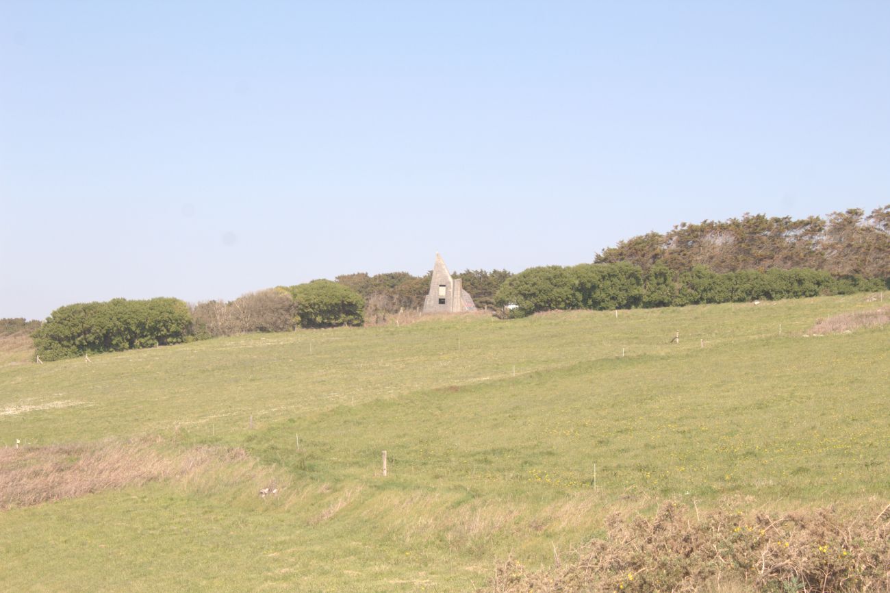 Silhouette du manoir de Roz-Tréfeuntec au-dessus de la lande, en baie de Douarnenez