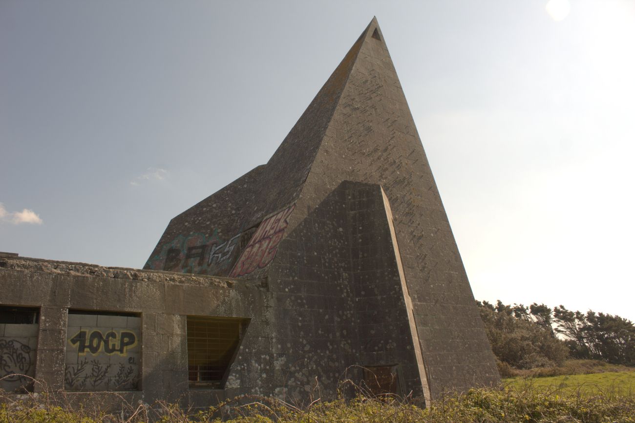 Vue plus rapprochée du manoir de Roz-Tréfeuntec et de sa silhouette géométrique