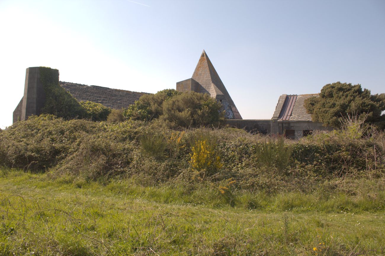 Vue d’ensemble du manoir de Roz-Tréfeuntec dans son environnement de lande