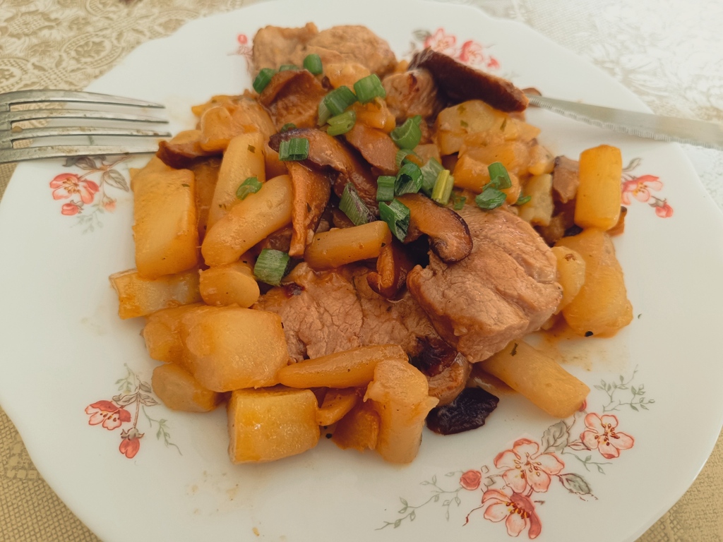 Poêlée de filet mignon de porc soja-gingembre aux shiitakés, salsifis, navets et pommes de terre.