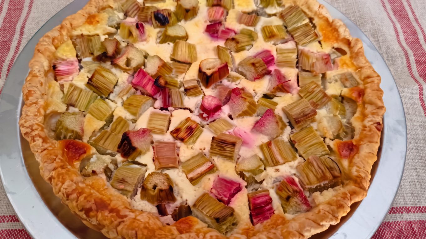 Tarte feuilletée à la rhubarbe maison